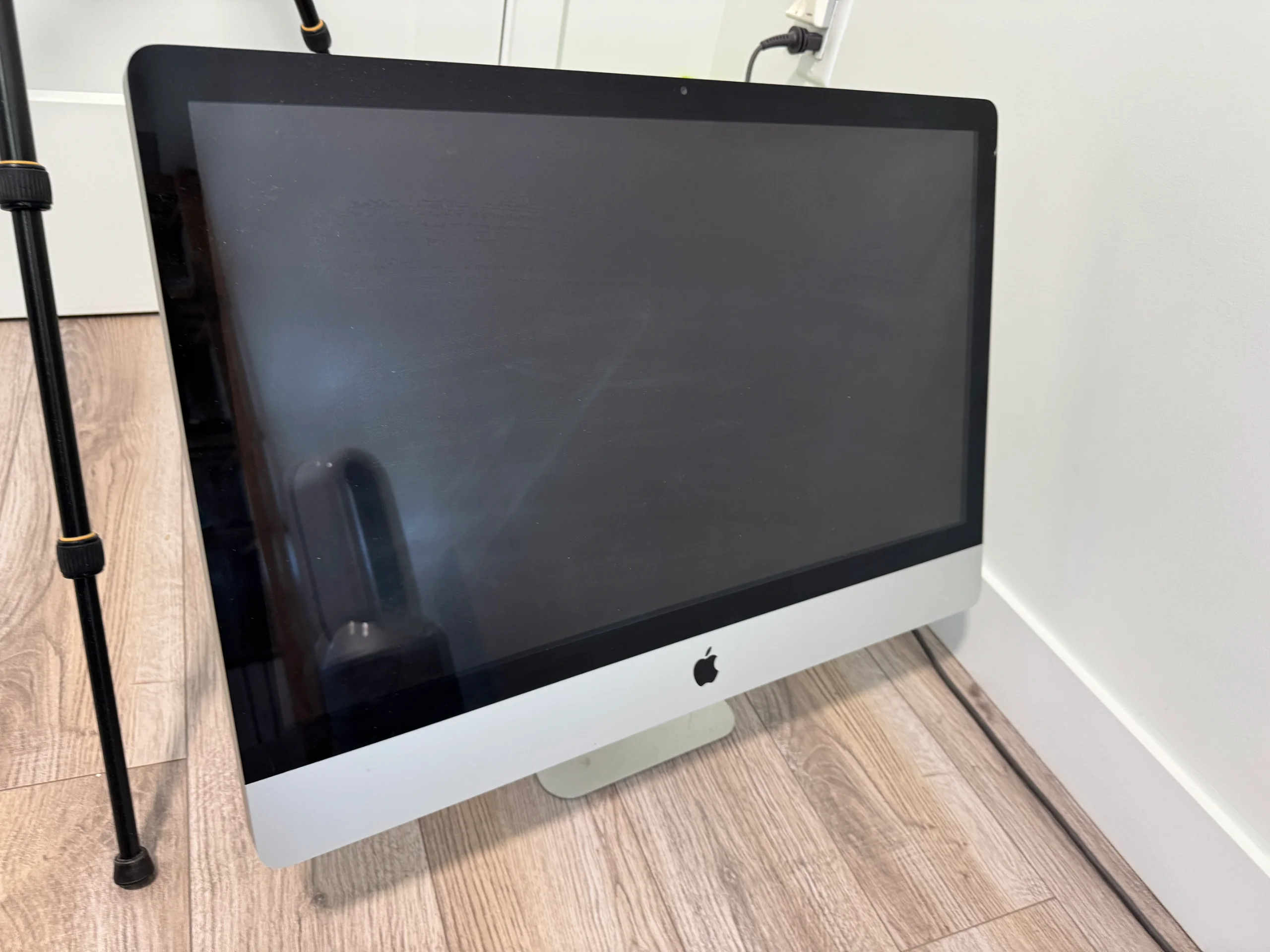 Apple iMac シルバー(21.5-inch, Mid 2011) - 30 CAD | Monogatari